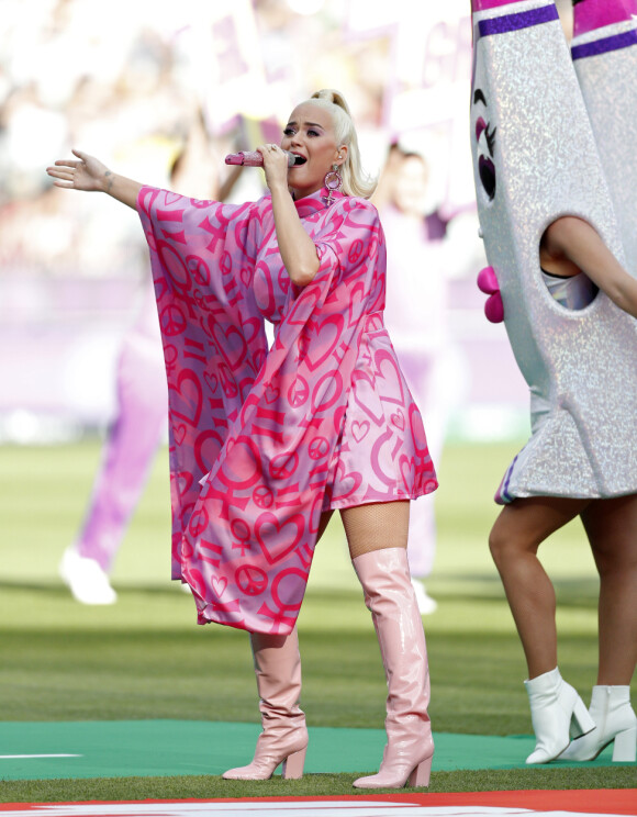 KRESEN: Artist Katy Perry er visstnok svært kresen når det kommer til valg av blomster backstage, og spesielt nelliker tåler hun ikke synet av. Foto: NTB Scanpix KRESEN: Artist Katy Perry er visstnok svært kresen når det kommer til valg av blomster backstage, og spesielt nelliker tåler hun ikke synet av. Foto: NTB Scanpix